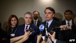 El presidente brasileño, Jair Bolsonaro (dcha.), pronuncia una declaración junto al presidente de Colombia, Iván Duque, reconociendo al líder opositor venezolano Juan Guaidó como presidente interino, el 23 de enero de 2019, en Davos, Suiza.