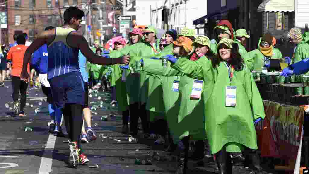 Un coureur fait une pause pour prendre de l&#39;eau au moment où il arpente le boulevard Vernon dans la ville de Long Island, au quartier Queens de New York au cours du marathon de la ville de New York, le 2 novembre 2014. 