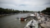 Turistas viajan en un barco de recreo por el río Sena cerca de la Torre Eiffel, antes de los Juegos Olímpicos y Paralímpicos de París 2024, en París, Francia, el 28 de junio de 2024. La Ciudad Luz informó que los niveles de contaminación del río están por encima de lo permitido.