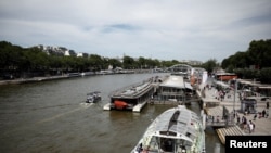 Turistas viajan en un barco de recreo por el río Sena cerca de la Torre Eiffel, antes de los Juegos Olímpicos y Paralímpicos de París 2024, en París, Francia, el 28 de junio de 2024. La Ciudad Luz informó que los niveles de contaminación del río están por encima de lo permitido.