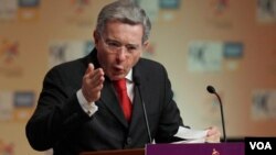 Uribe asegura que Santos ha asumido un "lenguaje sumamente complaciente" con Venezuela.