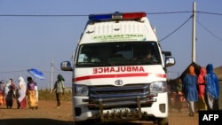 Une ambulance circule dans un centre d'accueil frontalier abritant des réfugiés éthiopiens qui ont fui les combats dans la région du Tigré, dans l'est de l'État de Gedaref au Soudan, le 29 novembre 2020.