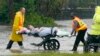 Las autoridades transportan a una persona fuera de un asilo de ancianos después del paso del huracán Ian, el jueves 29 de septiembre de 2022, en Orlando, Florida. (Foto AP/John Raoux)