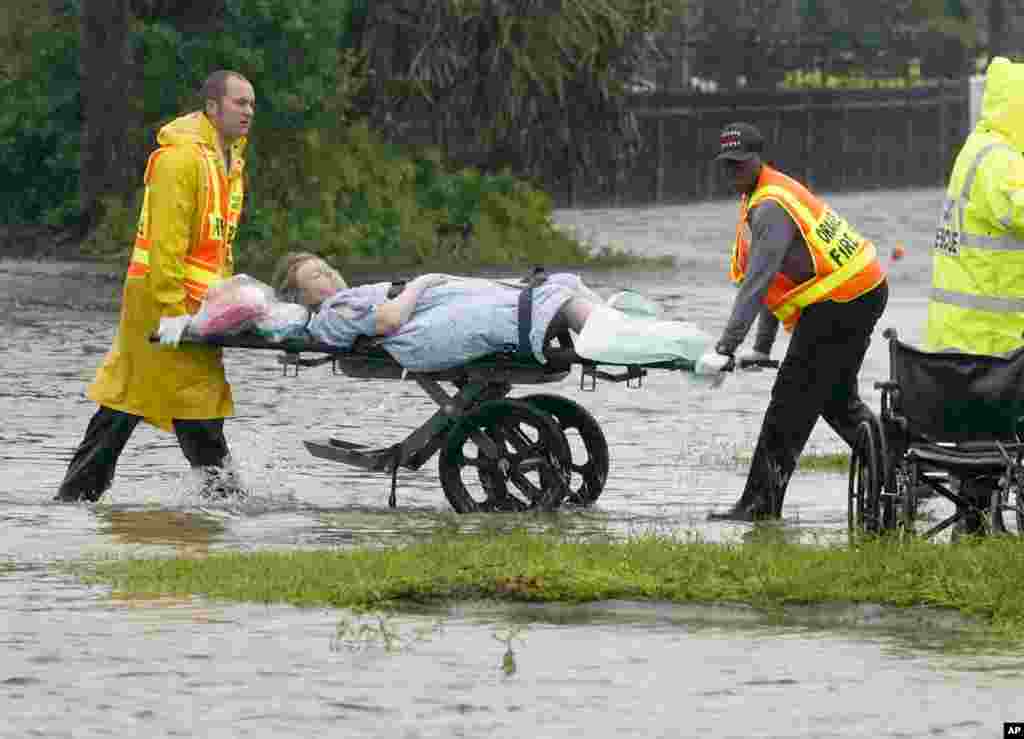 Las autoridades transportan a una persona fuera de un asilo de ancianos después del paso del huracán Ian, el jueves 29 de septiembre de 2022, en Orlando, Florida. (Foto AP/John Raoux)