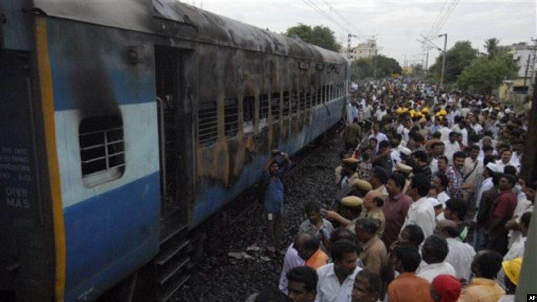 Sedikitnya 32 tewas dalam kebakaran gerbong kereta api di Nellore, 500 kilometer selatan Hyderabad, India (30/7).