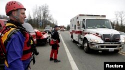 24일 미국 워싱턴 주 오소 마을에서 구조대가 산사태로 인한 실종사 수색 작업을 벌이고 있다.