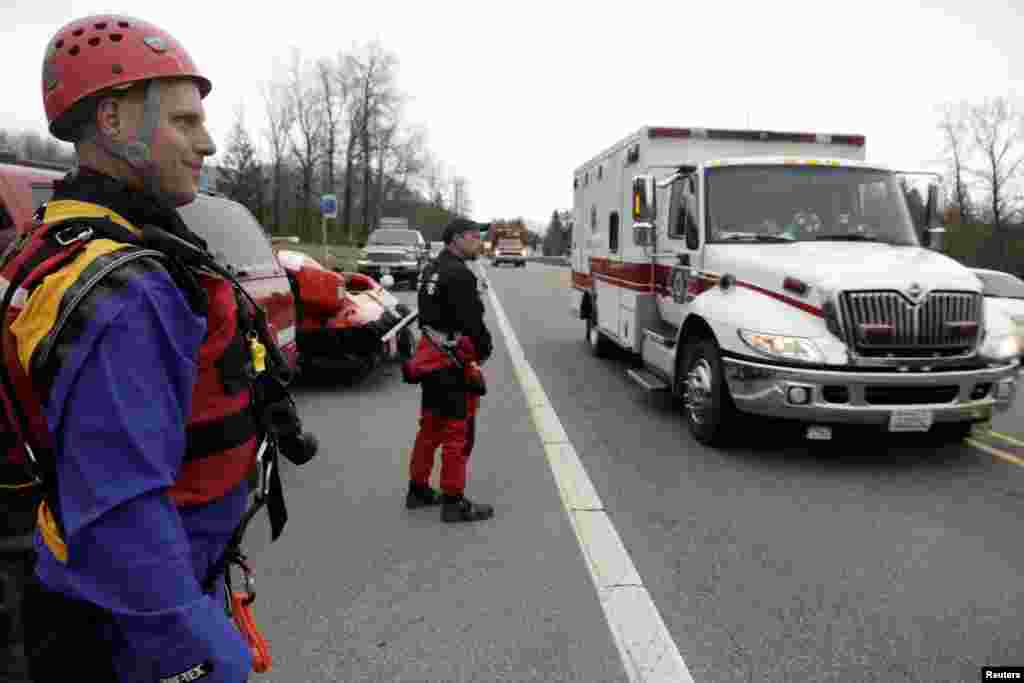 &nbsp;Nhân viên cứu hộ và xe cứu thương tại Oso, bang Washington.
