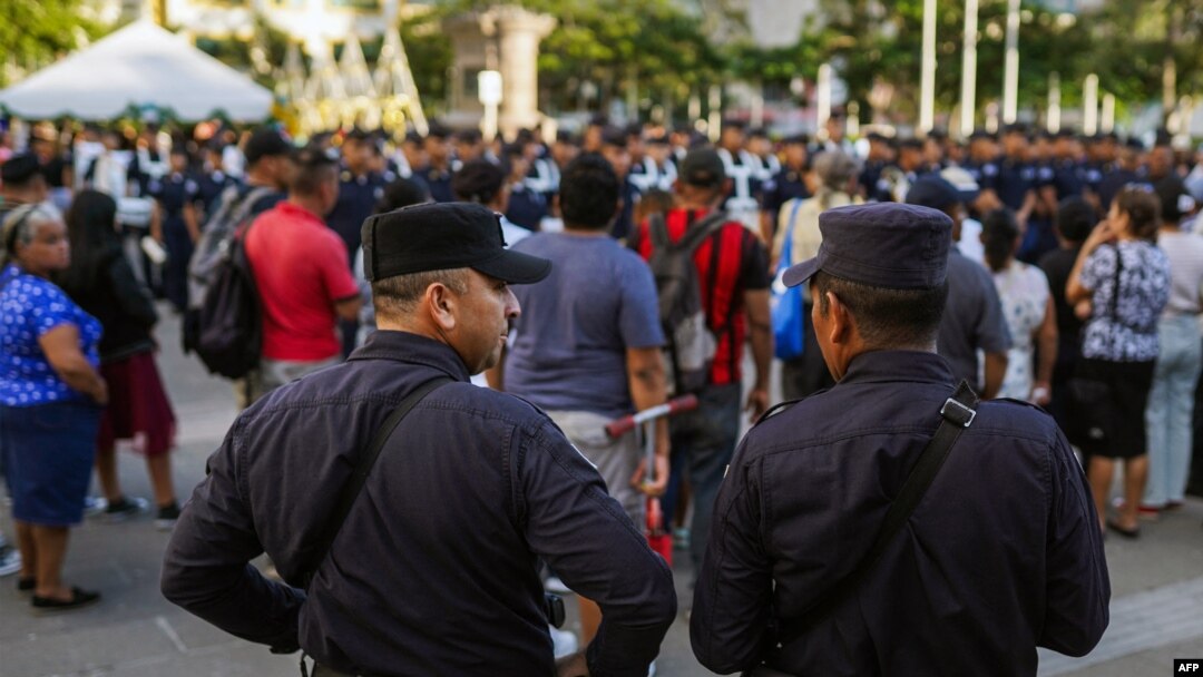 Policías custodian el centro histórico de San Salvador el 3 de diciembre de 2023.
