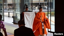 Putra Mahkota Jepang Akishino pergi pada akhir upacara penobatan Kaisar Jepang Naruhito di Istana Kekaisaran di Tokyo, Jepang 22 Oktober 2019. (Foto: Kazuhiro Nogi via REUTERS)