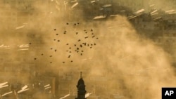 Una bandada de pájaros vuela mientras se eleva el humo del lugar de un ataque aéreo israelí en Dahiyeh, en el suburbio sur de Beirut, Líbano, el jueves 24 de octubre de 2024. (Foto AP/Bilal Hussein).