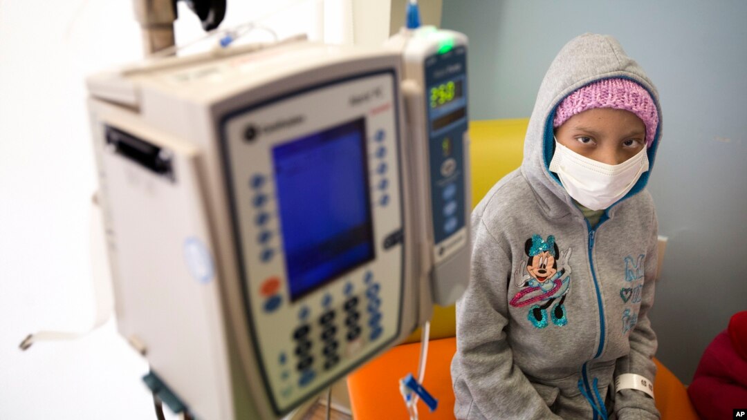 ARSIP - Cindy Vanessa Olayo Ramos asal Peru menunggu giliran untuk berbincang dengan pemain Miami Dolphins yang mengunjungi pasien, keluarag merek dan staf klinik kanker anak, Alex’s Place, di Miami, Florida tanggal 8 Desember 2014 (foto: AP Photo/J. Pat Carter)