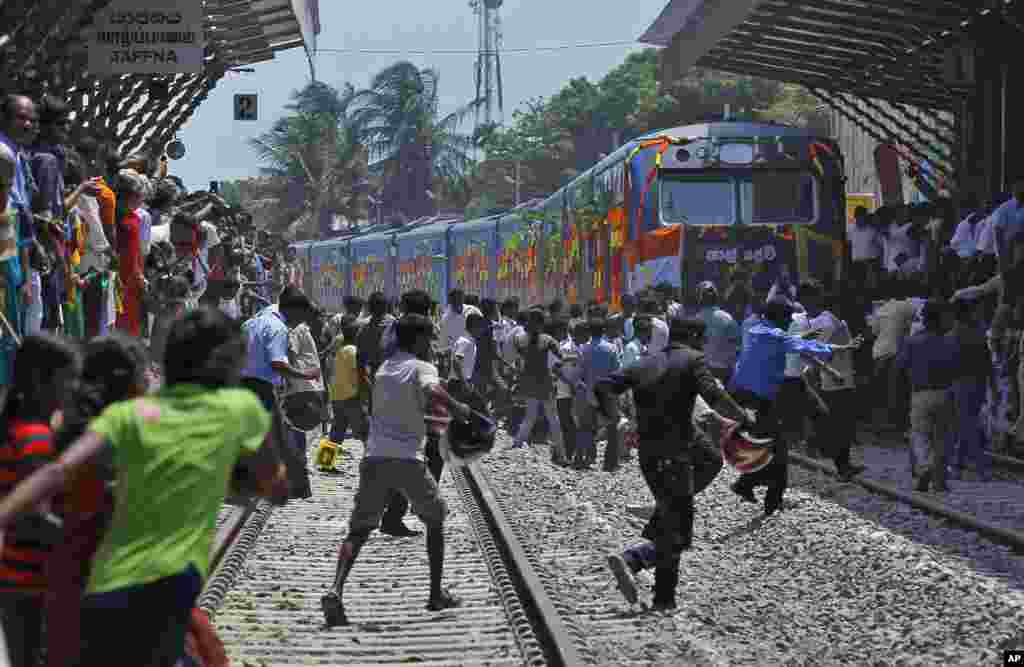 Những người sắc tộc Tamil ở Sri Lanka chạy về hướng chiếc xe lửa &ldquo;Queen of Jaffna&rdquo; khi chiếc xe này đến thủ phủ Jaffna. Chiếc xe lửa kết nối khu trung tâm miền bắc của người Tamil với các nơi trong nước một thời rất thông dụng, đến Jaffna sau 24 năm bị đình chỉ vì nội chiến. 