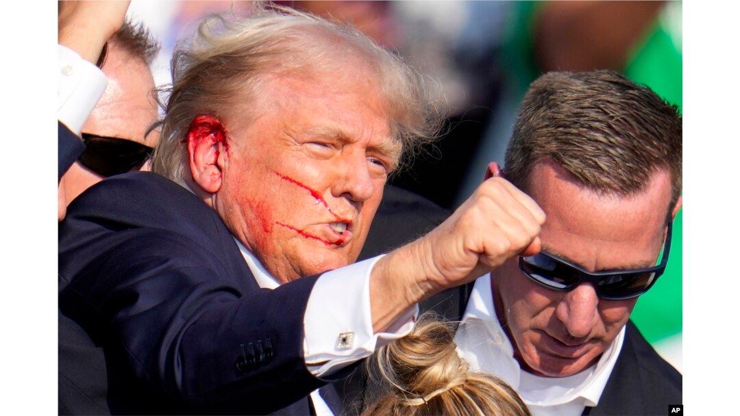 Reaksi calon presiden dari Partai Republik, mantan Presiden Donald Trump usai upaya pembunuhan di acara kampanye di Butler, AS pada Sabtu, 13 Juli 2024. (Foto: AP)