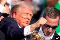 El candidato presidencial republicano y expresidente Donald Trump reacciona tras un intento de asesinato en un evento de campaña en Butler, Pensilvania, el sábado 13 de julio de 2024. (Foto AP/Gene J. Puskar)