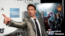 Robert Downey Jr. berpose di depan poster film "Marvel's The Avengers", salah satu film box office pada 2012. (Foto: Dok)