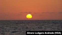 Pôr-de-Sol visto a partir da praia de Quebra-Canela, Cidade da Praia, Cabo Verde