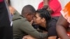 La migrante venezolana Nelsy Zavala, a la derecha, abraza a un chico migrante venezolano Yeikel Mojica, a quien conoció mientras cruzaba el Tapón del Darién, en un campamento temporal en Lajas Blancas, Panamá, el jueves 27 de junio de 2024. 