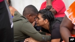 La migrante venezolana Nelsy Zavala, a la derecha, abraza a un chico migrante venezolano Yeikel Mojica, a quien conoció mientras cruzaba el Tapón del Darién, en un campamento temporal en Lajas Blancas, Panamá, el jueves 27 de junio de 2024. 