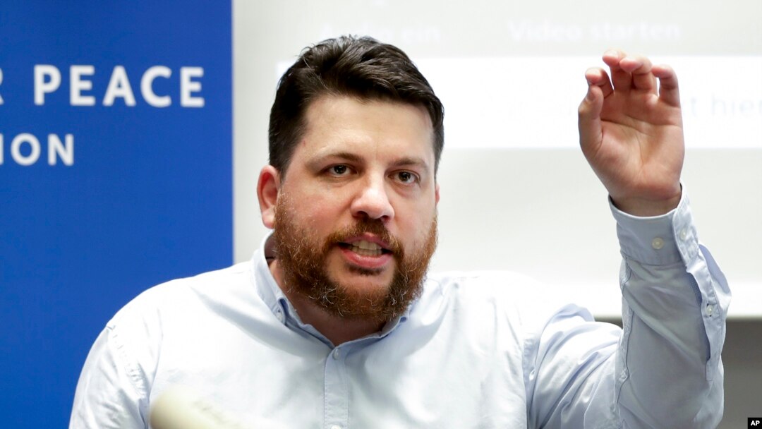 Leonid Volkov, ahli strategi utama untuk pemimpin oposisi Rusia Alexei Navalny, berpidato di depan media di Berlin, Jerman, 21 Agustus 2020. (Foto: dok).
