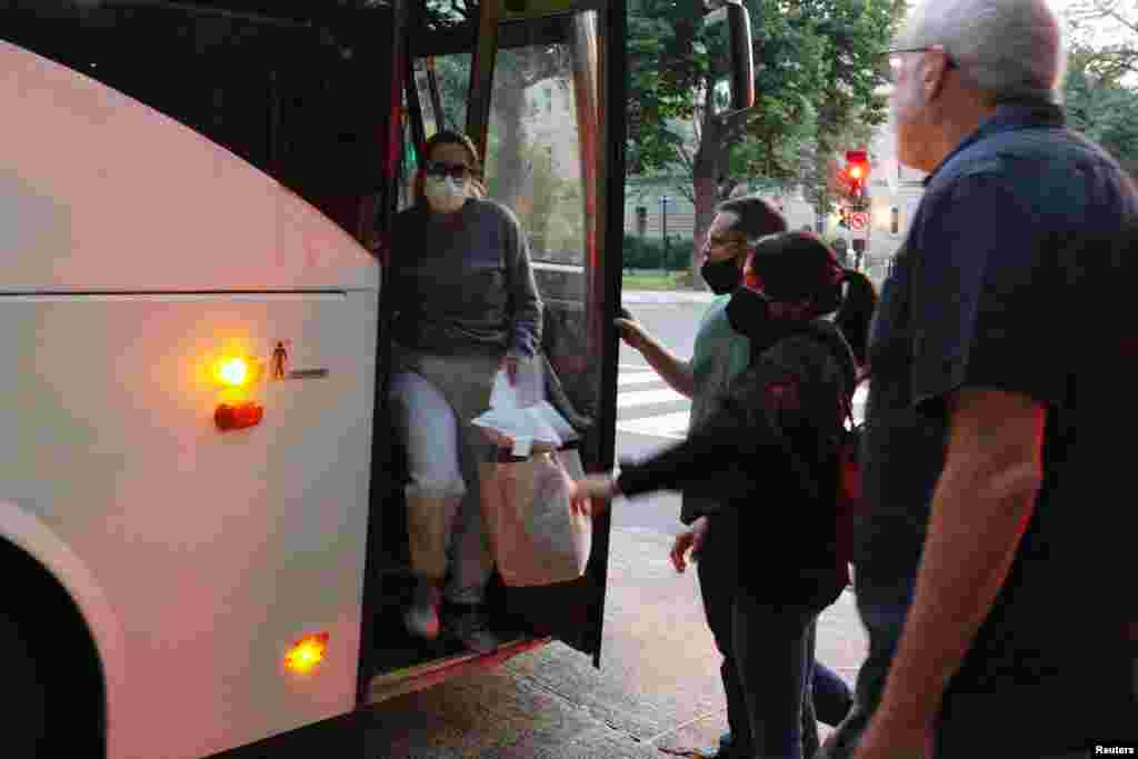 Un grupo de migrantes, principalmente venezolanos, que fueron enviados en autobús desde Texas hasta afuera del Observatorio Naval, la residencia oficial de la vicepresidenta Kamala Harris, esperan transporte en Washington, el sábado 17 de septiembre de 2022. REUTERS/Marat Sádana