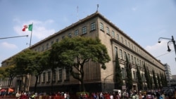 Sejumlah warga tampak berjalan di dekat Gedung Mahkamah Agung Meksiko yang terletak di Mexico City pada 4 November 2024. (Foto: Reuters/Luis Cortes)