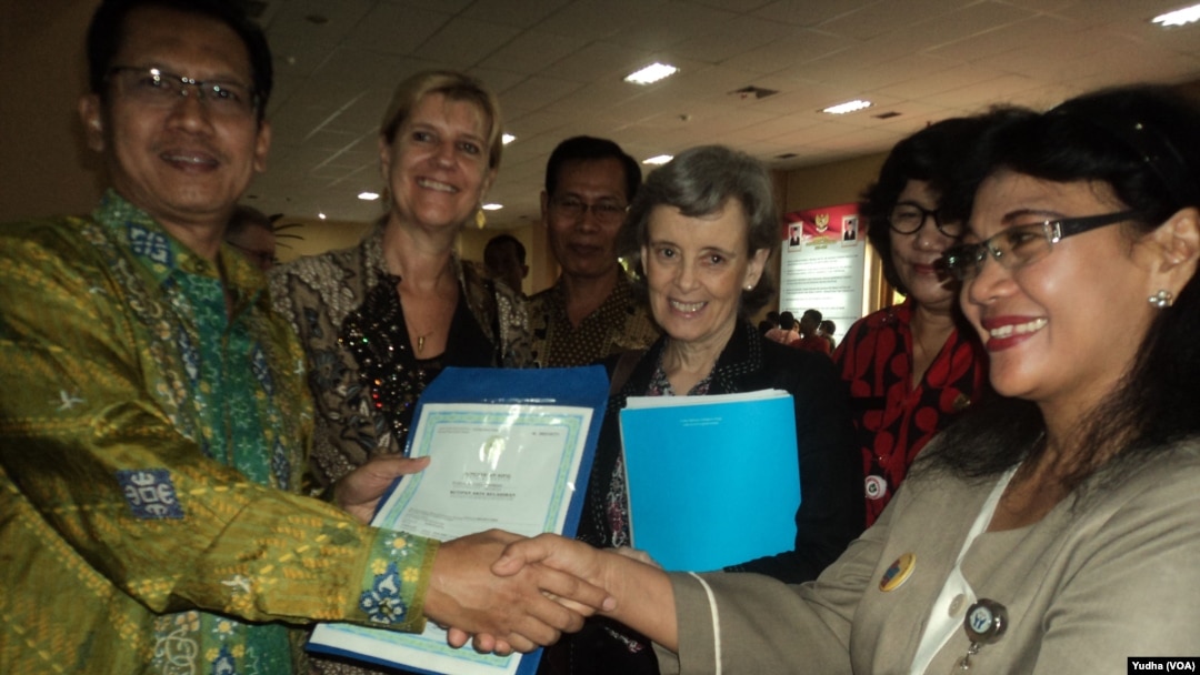 Penyerahan akta kelahiran dan Kartu Identitas Anak disaksikan kepala perwakilan UNICEF Indonesia (dua dari kiri) dan utusan khusus PBB (nomor empat dari kiri) (Foto:VOA/Yudha)