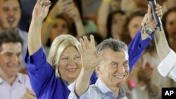 El presidente argentino, Mauricio Macri y la candidata al Senado Elisa Carrió, saludan a simpatizantes durante el cierre de campaña para las elecciones legislativas en Buenos Aires, el martes, 17 de octubre de 2017.