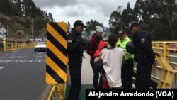 La policía ecuatoriana chequea documentos a los migrantes venezolanos en el puente internacional Rumichaca en la frontera entre Ecuador y Colombia el 23 de agosto de 2018.