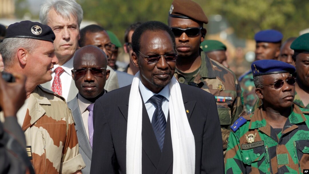 Presiden sementara Mali, Dioncounda Traore (tengah) mengunjungi tetara militer di bandara Bamako (Foto: dok). Traore hanya bersedia mengadakan pembicaraan dengan pemberontak Tuareg (MNLA) dan menolak pembicaraan dengan militan Islamis yang merebut bagian utara negaranya, Kamis (31/1).