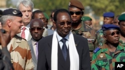 Presiden sementara Mali, Dioncounda Traore (tengah) mengunjungi tetara militer di bandara Bamako (Foto: dok). Traore hanya bersedia mengadakan pembicaraan dengan pemberontak Tuareg (MNLA) dan menolak pembicaraan dengan militan Islamis yang merebut bagian utara negaranya, Kamis (31/1).