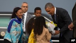 Barack Obama accueilli avec des fleurs à son arrivée à Addis Abeba, Ethiopie, le 26 juillet 2015