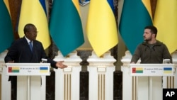 Umaro Sissoco Embaló, Presidente da Guiné-Bissau (esa) e Volodymir Zelenskyy, Presidente da Ucrânia, (esq), Kyiv, 26 Outubro 2022