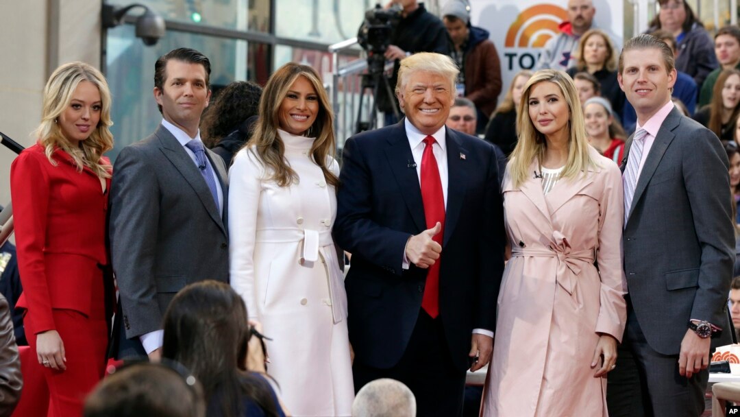Donald Tramp oila a'zolari va tarafdorlari davrasida, 21-aprel, 2016-yil.