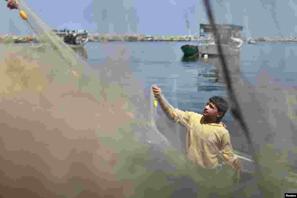 غزہ شہر میں مچھلی فروش سمندر سے پکڑی جانے والی مچھلیاں فروخت کررہے ہیں.