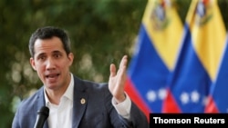 ARCHIVO - El líder opositor de Venezuela, Juan Guaidó, se dirige a los medios de comunicación en Caracas.