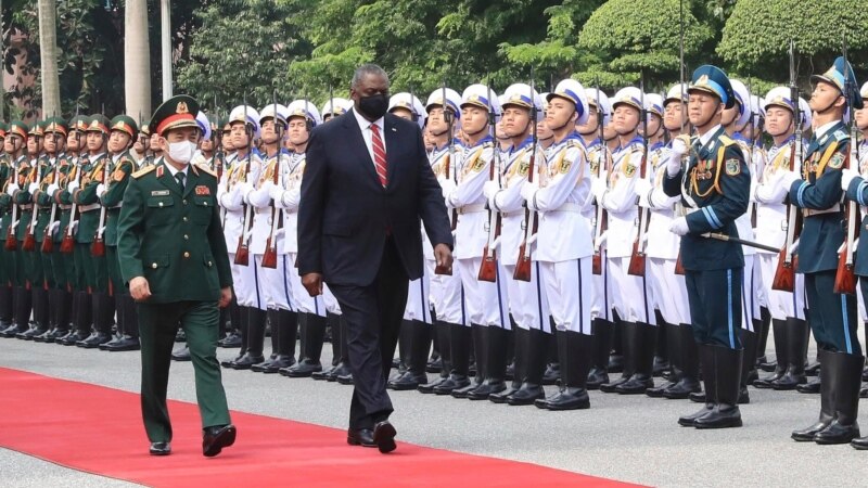 US Defense Chief Seeks to Advance Ties with Vietnam