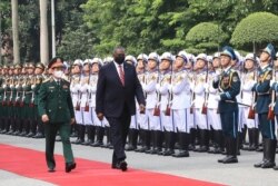 美防长奥斯汀与越南防长潘文江在河内检阅越南三军仪仗队。（2021年7月29日）