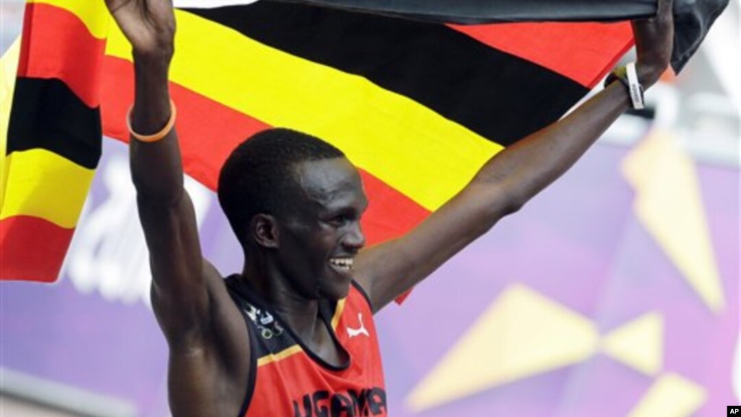 Pelari Uganda Stephen Kiprotich merayakan kemenangan setelah menyelesaikan lomba lari maraton hari Minggu (12/8). 