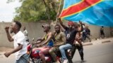 Des civils roulent à moto pendanr une manifestation de soutien aux soldats des Forces armées congolaises (FARDC), à la suite du regain de tensions autour de Goma dans le Nord-Kivu en République démocratique du Congo le 31 octobre 2022. (Photo REUTERS/Arlette Bachizi)