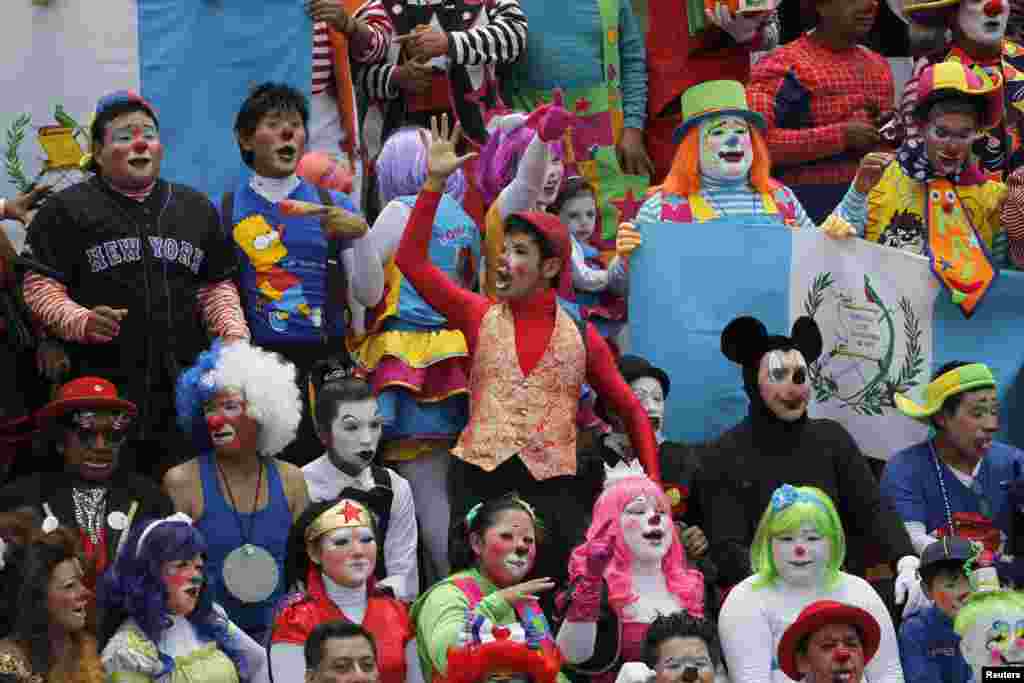 رنگا رنگ ملبوسات کے ساتھ چہروں پر مزاحیہ نقش و نگار بنا کر یہ لوگ گودالوپ دیوی کو خراج عقیدت پیش کرنے جا رہے ہیں۔