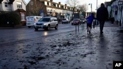 La tormenta Isha ha provocado lluvias y fuertes vientos en gran parte del Reino Unido. Mayores estragos se han registrado en Irlanda. En esta imagen se ve una calle de Londres, el lunes 22 de enero.