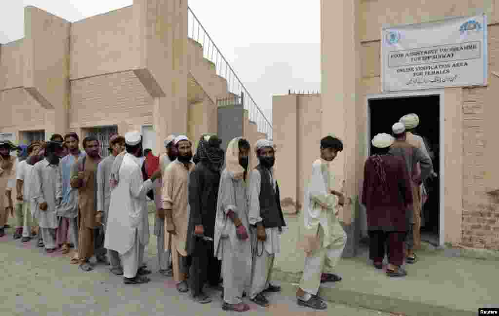 شمالی وزیرستان سے نقل مکانی کرنے والے خاندانوں کی ایک بڑی تعداد بنوں میں مقیم ہے۔