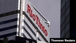 Sebuah tanda menghiasi gedung tempat perusahaan pertambangan Rio Tinto berkantor di Perth, Australia Barat. (Foto: Reuters)