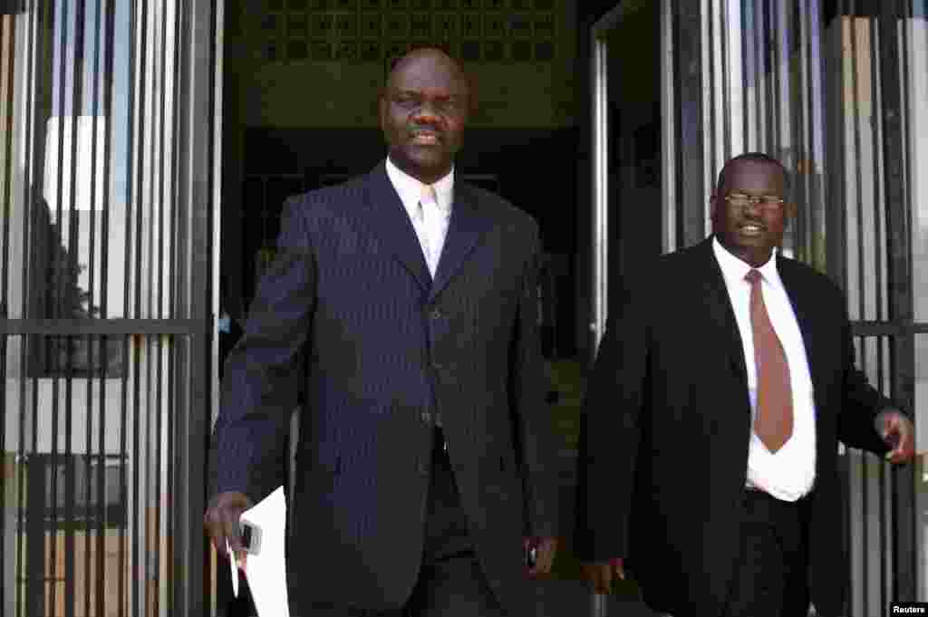 The leader of a faction of Zimbabwe&#39;s main opposition party Arthur Mutambara (C) leaves the magistrates court in Harare June 3, 2008. Mutambara was granted bail and released from custody&nbsp; after his arrest for publishing an article critical of President Robert Mugabe.