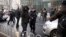 中国政府加大对外国记者的压制。图为2014年1月26日，警察阻止在北京的外国记者采访受审的法律维权人士许志永的辩护律师张庆方。