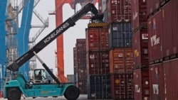 FILE - Seorang petugas mengatur peti kemas di terminal Indonesia Port Corporation di Pelabuhan Tanjung Priok, Jakarta, 8 Oktober 2021. (Tatan Syuflana/AP)