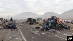 Les décombres des véhicules accidentés jonchent une route côtière en Huarmey, Pérou, 23 mars 2015. (AP Photo / Magali Estrada)