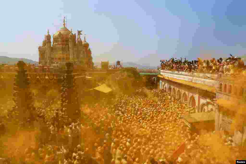 Devotees throw turmeric powder as an offering to the shepherd god Khandoba as others carry a palanquin during &#39;Somvati Amavasya&#39; at a temple in Jejuri, India, Feb. 4, 2019.
