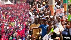 Wafuasi wa chama cha Jubilee (kushoto) na wale wa muungano wa NASA wanahuduria mikutano ya mwisho ya kampeni zao katika uwanja wa Afraha, Nakuru, na Uhuru Park, Nairobi siku ya Jumamosi.