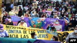Mujeres marchan en Tegucigalpa el 25 de enero de 2021 para protestar contra la decisión del Congreso que fortalece la prohibición constitucional del aborto y los asesinatos por violencia masculina.